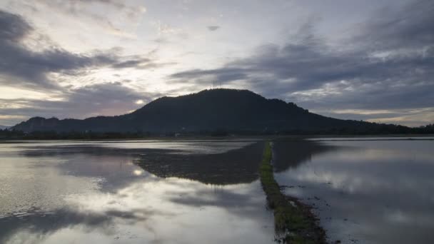 Timelapse sunrise s přestávkou slunce skrze hustý mrak. — Stock video