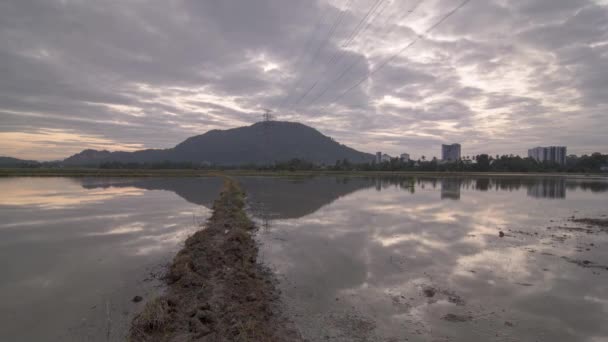 Timelapse reflejo de una pequeña ciudad en Bukit Mertajam . — Vídeo de stock