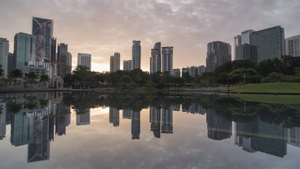 Timelapse speglar sunrise av kommersiell byggnad vy från Symphony Lake. — Stockvideo