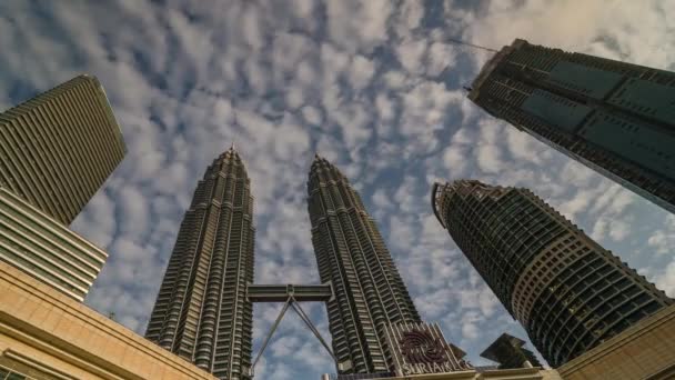 Timelapse cloudy blue sky of Suria Kuala Lumpur city center — Stock Video