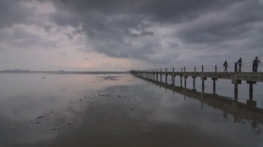 Waterfront Pantai Murni Yan Timelapse yansıma bulutlu gün
