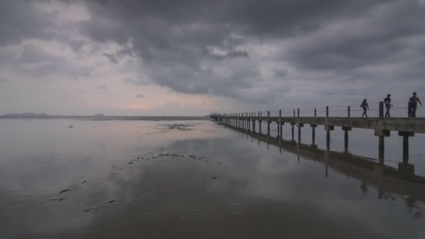 Zeitraffer-Reflexion bewölkter Tag am Wasser pantai murni yan — Stockvideo