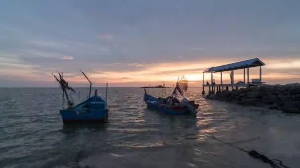 Zeitraffer Sonnenuntergang über dem Meer bei ban pecah. — Stockvideo