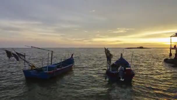 Timelapse zonsondergang pannen steiger en boot over zee op Ban Pecah. — Stockvideo