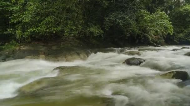 Timelapse toma panorámica de la caída de agua sobre la roca en Sungai Sedim, Kedah — Vídeo de stock