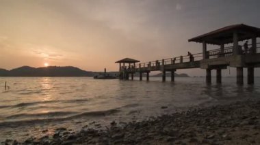 Güzel gün batımı iskele üzerinde atış Timelapse kaydırma.