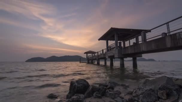 Piękny zachód słońca na molo Batu Musang. — Wideo stockowe
