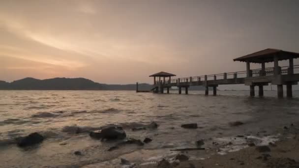 Vue panoramique Timelapse sur la jetée où la population locale a une pause — Video