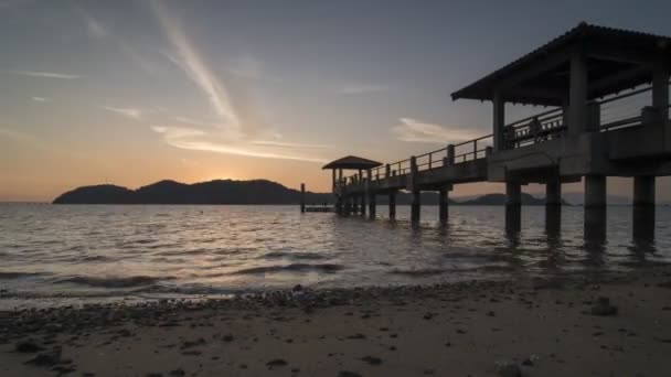 Zeitraffer-Schwenk goldener Himmel Sonnenuntergang am Steg Batu kawan — Stockvideo