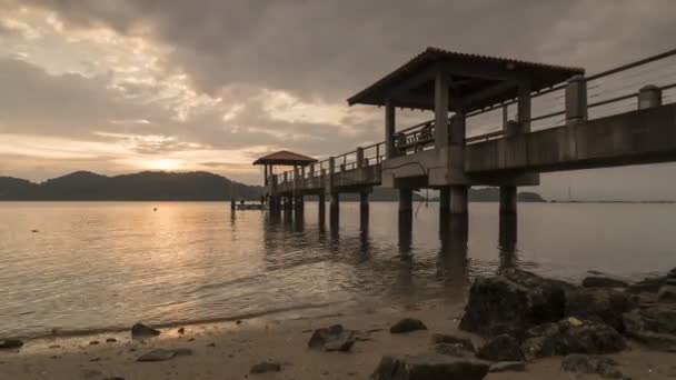 Timelapse underbara solnedgången vid brygga — Stockvideo