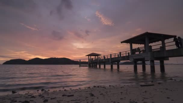 Pôr do sol Timelapse com nuvem de cor vermelha no Jetty Pulau Aman . — Vídeo de Stock