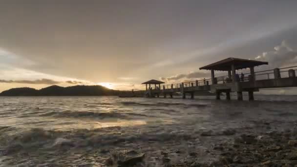 Timelapse złoty promień na molo Batu Musang — Wideo stockowe