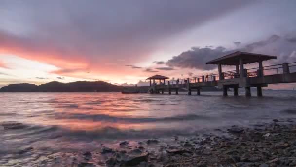 Timelapse zwolnionym tempie fala na molo Pulau Aman — Wideo stockowe