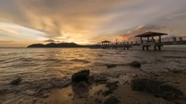 Timelapse piedra rocosa y el embarcadero de día a noche en Jetty Batu Musang . — Vídeos de Stock