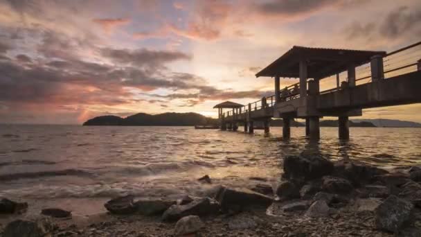 Zachód słońca timelapse poniżej molo Batu Musang. — Wideo stockowe