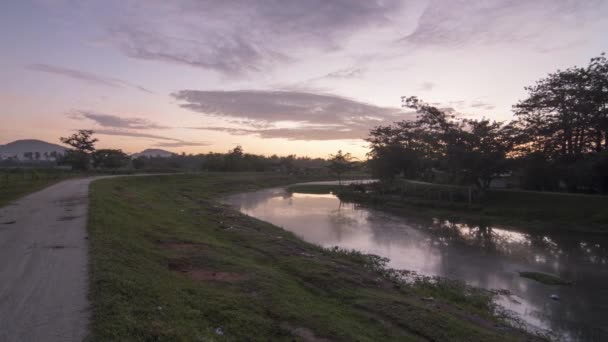 VTimelapse panoramique dans la zone rurale du petit village — Video