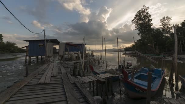 Timelapse solnedgång vid fiskeläge — Stockvideo