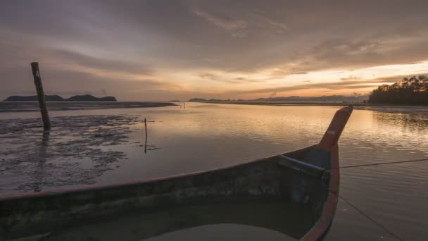 Timelapse hermosa puesta de sol con el cielo se convierten lentamente en una nube de llama roja — Vídeo de stock