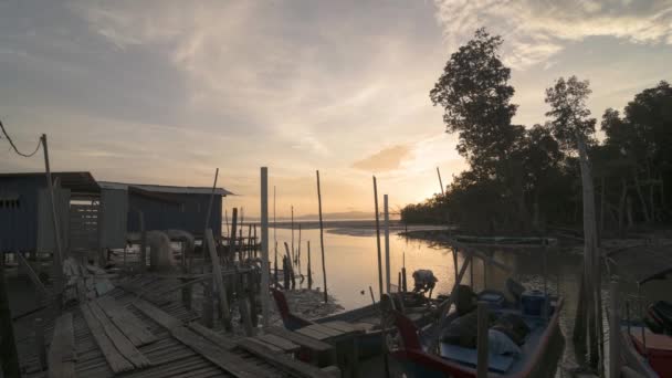 Timelapse puesta de sol con rayo increíble en la casa de pescadores . — Vídeos de Stock