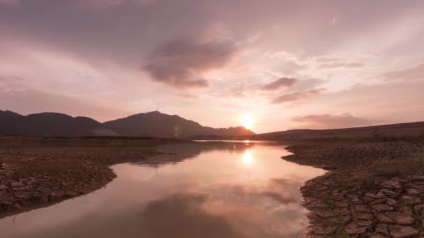 Mengkuang のダムに沈む夕日を豪華なタイムラプス — ストック動画