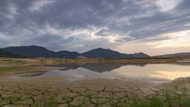 Timelapse 日落与移动的云彩在土地干旱水 — 图库视频影像