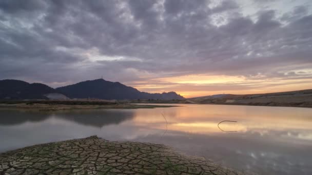 Timelapse wyschnięcia błota w Mengkuang dam w porze suchej — Wideo stockowe