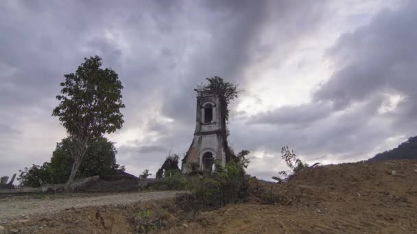 Kullim で壊れた教会でタイムラプス曇りの日 — ストック動画