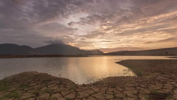 Timelapse удивительный закат с красивым небом на плотине Mengkuang — стоковое видео