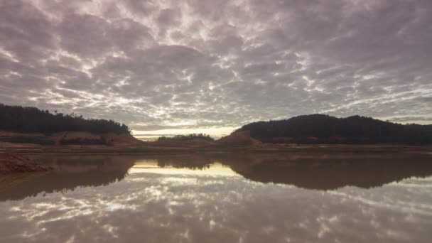 TimeLapse napfelkeltét nyílik a tóra, a háttér-hegy. — Stock videók