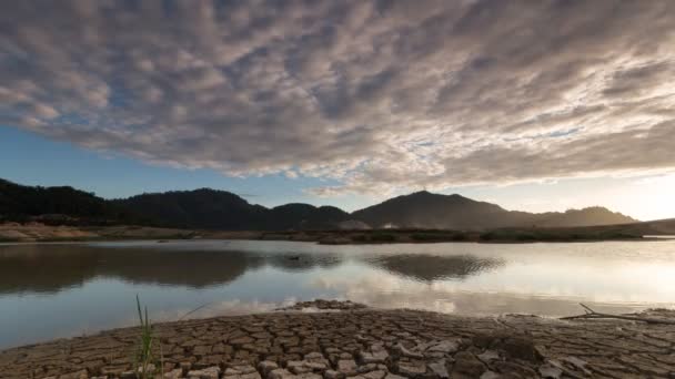 Pôr-do-sol sobre terra seca de crack — Vídeo de Stock