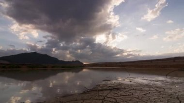 Çatlamak arazi üzerinde Timelapse şaşırtıcı günbatımı