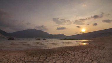 Kuru arazi günbatımında Timelapse