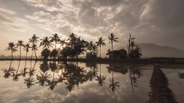 Zeitraffer-Reflexion Sonnenaufgang mit bunten Wolken — Stockvideo