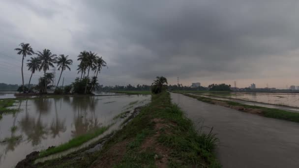 Timelapse bewolkt regentijd over landschap — Stockvideo