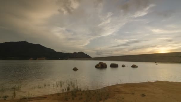 Timelaspe crépuscule heure à la vue panoramique du lac — Video