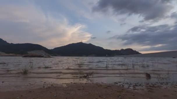 Timelapse puesta de sol de arena amarilla y el lago con fondo — Vídeos de Stock