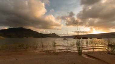 Timelapse kum ve alacakaranlıkta sırasında Gölü.