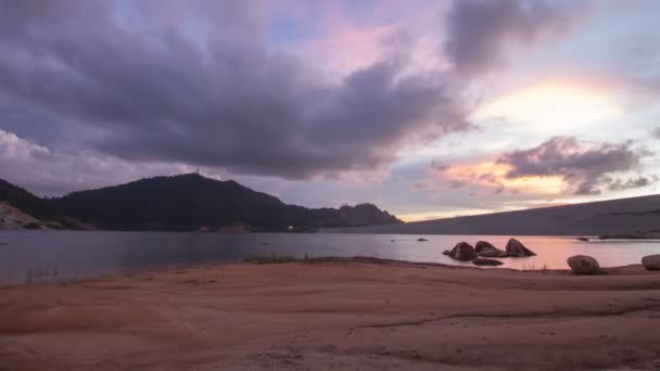 Awan menakjubkan Timelapse terbentuk selama matahari terbenam — Stok Video