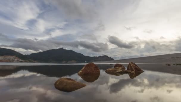 Timelapse zachód słońca nad rock w jeziorze — Wideo stockowe