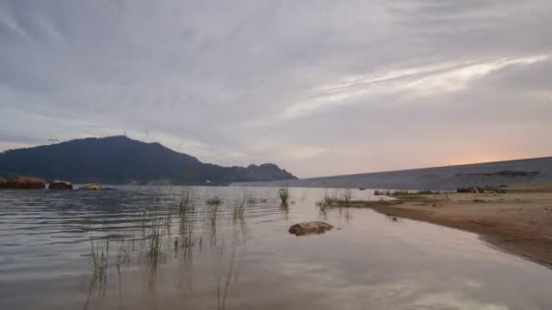 Timelapse lac coucher de soleil à Mengkuang — Video