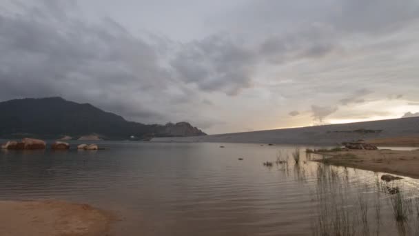 Timelapse 호수 Mengkuang 댐에서 흐르는 물 — 비디오