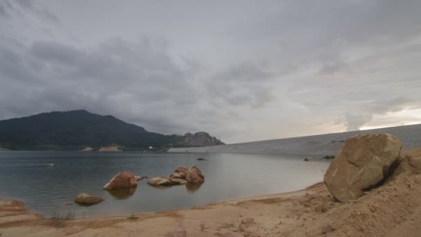 Timelapse miroir pittoresque comme la surface du lac — Video