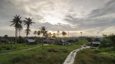 Küçük yerel Malay kampung ev günbatımında Timelapse