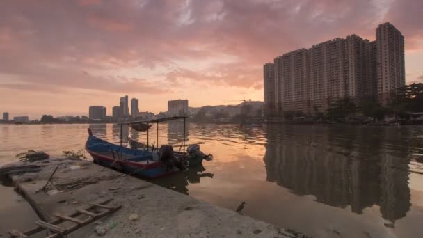 Timelapse Jelutong moderno apartamento y tradicional pueblo de pescadores — Vídeo de stock