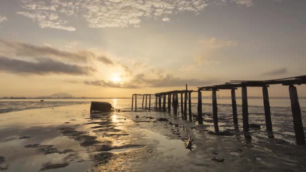 Timelapse marée basse avec rayonnement solaire percée le nuage — Video