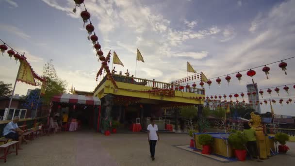 Timelapse dag aan nacht overgang bij traditionele chinese tempel — Stockvideo