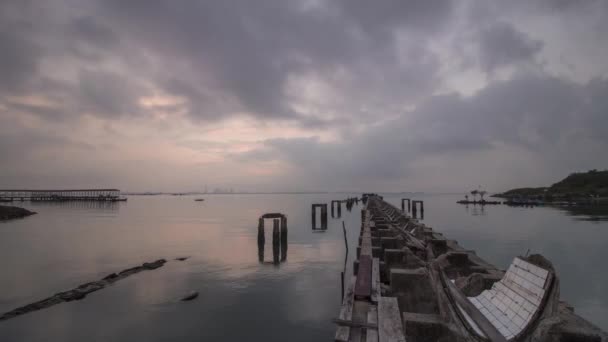 Timelapse zonsopgang van gebroken pijler in het vissersdorp — Stockvideo