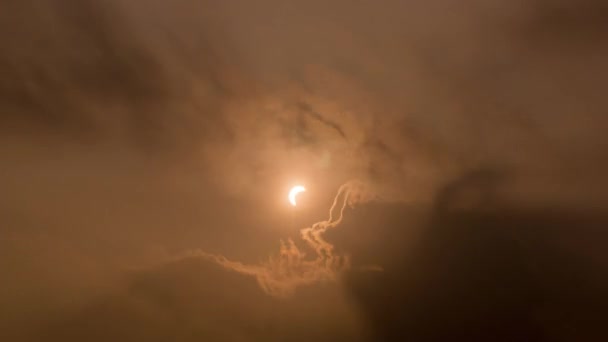 Eclipse solar parcial con formación de rayos a través de la nube . — Vídeos de Stock