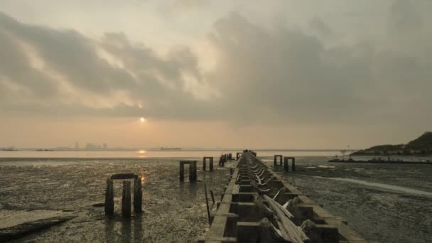 Gedeeltelijke zonsverduistering met ray vorming boven de gebroken brug — Stockvideo