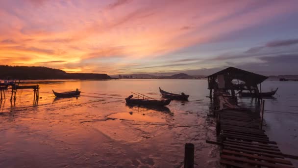 Timelapse чудове небо з червоною хмарою — стокове відео